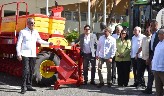 Presidente-entrega-maquinarias-para-eficientizar-la-produccion-de-arroz-.jpeg