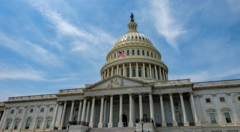Senado de EE. UU. alcanza acuerdo para extender financiación del Gobierno hasta enero