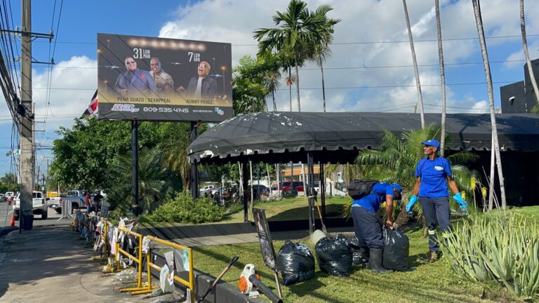 A siete meses de la tragedia, la valla publicitaria de Jet Set sigue presente: padre Rogelio denuncia olvido