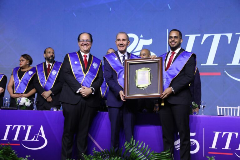 Franklin García Fermín recibe homenaje del ITLA por su trayectoria académica