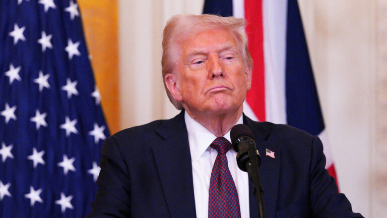 Trump acude a Supremo para frenar orden que le obliga a pagar cupones alimenticios