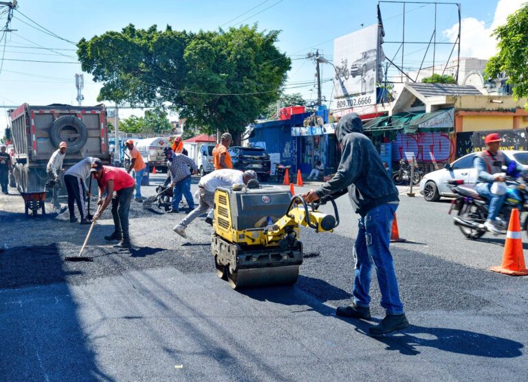 Tras las lluvias, MOPC intensifica bacheo en el Gran Santo Domingo