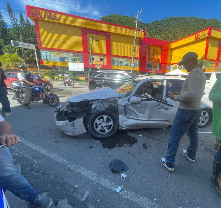 Choque entre camión y automóvil en cruce de Las Terrenas deja un conductor con lesiones