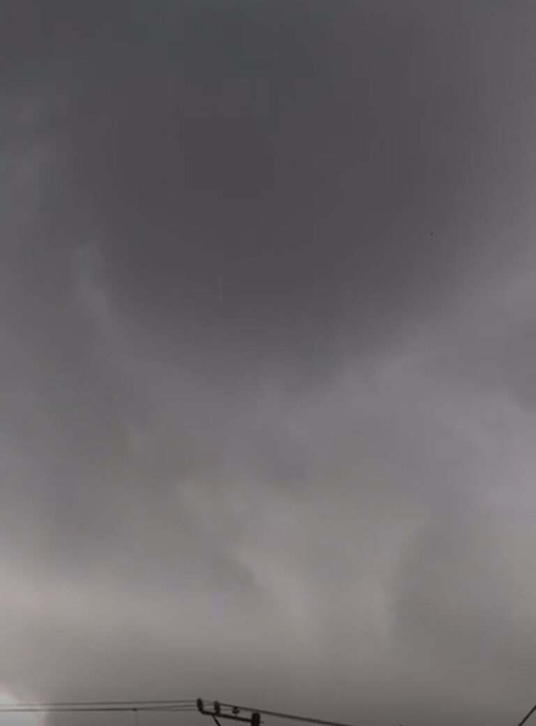 Vaguada causa ventarrón en Mao, daños en viviendas y árboles