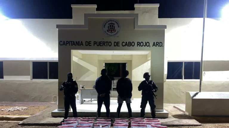 Atrapan dos hombres con 171 paquetes de presunta cocaína y cinco de marihuana