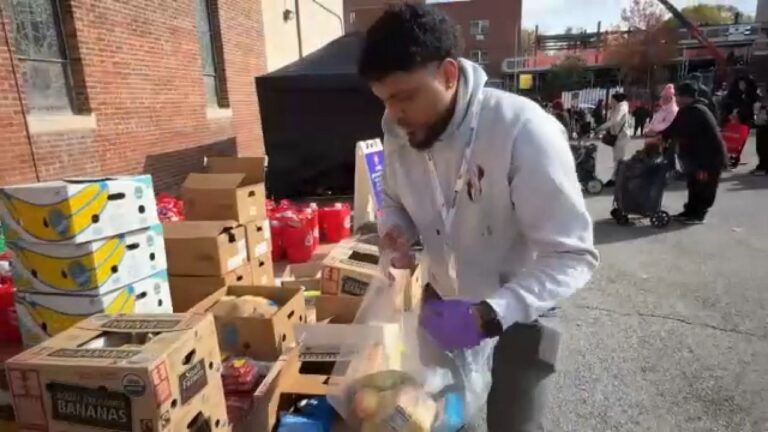 En El Bronx cientos de personas reciben ayuda de alimentos