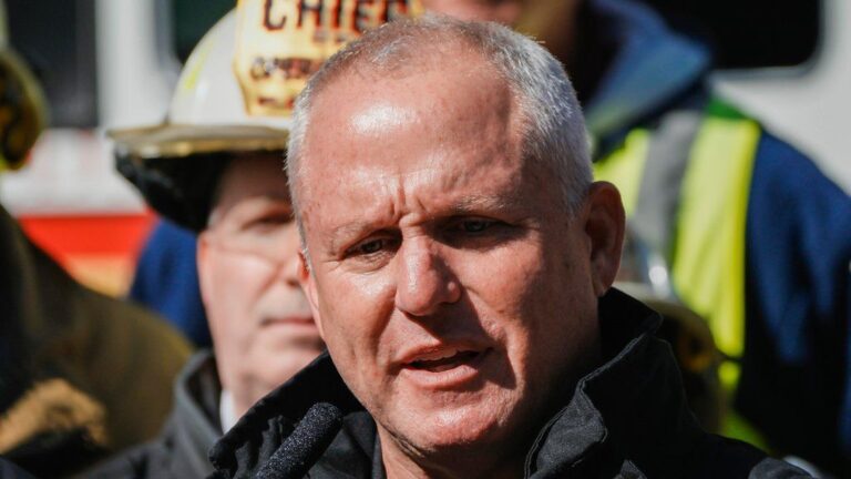 El comisionado del Departamento de Bomberos dejará su cargo