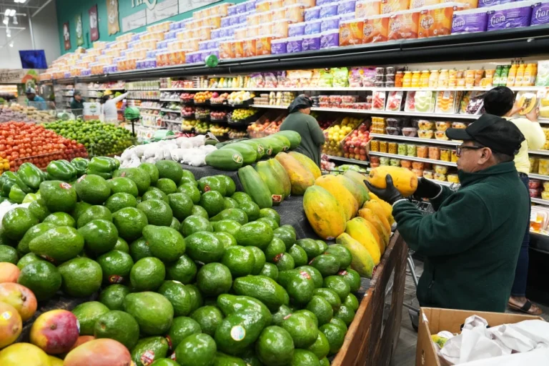 Estados Unidos elimina aranceles a carne de res, café y frutas por presión en precios al consumidor