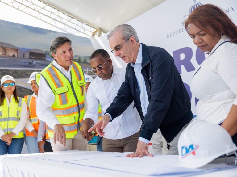 Presidente Abinader supervisa avances del Aeropuerto Doméstico El Granero del Sur en San Juan