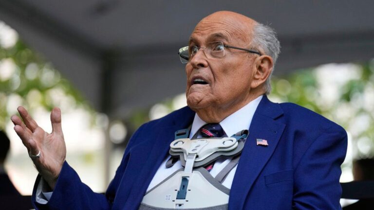 Trump indulta a Giuliani por intento de anular elecciones