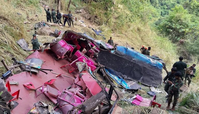 Al menos 13 muertos al caer un autobús por la ladera de una montaña en Andes de Ecuador