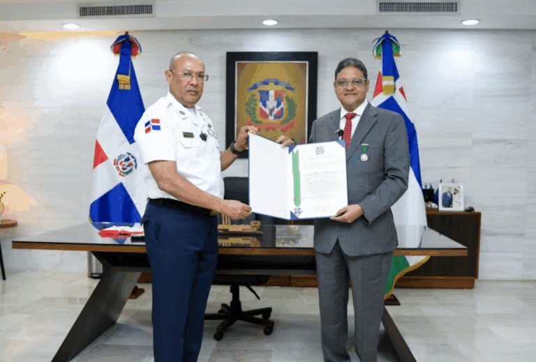 Policía Nacional reconoce a Juan Manuel Méndez por sus aportes a la nación – #DeInteres   #FVDigital