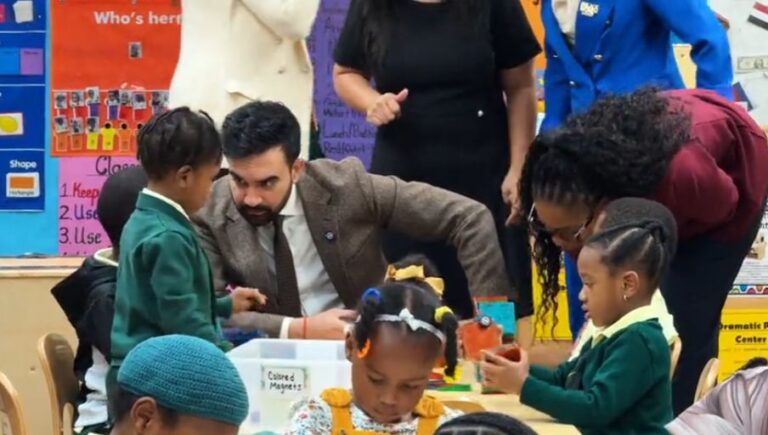 Mamdani expone su visión del programa de cuidado infantil