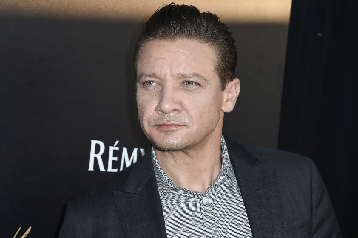 jeremy-renner-acusado-de-acoso-y-amenazas-por-yi-zhou.jpg