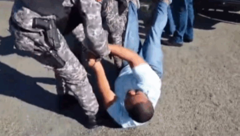 Arrastran y detienen abogado en Montecristi (video) – #DeInteres   #FVDigital