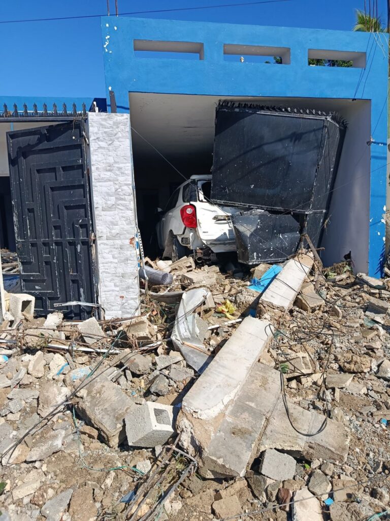 Explosión de tanque de agua en Consuelo deja tres lesionados y 17 viviendas destruidas