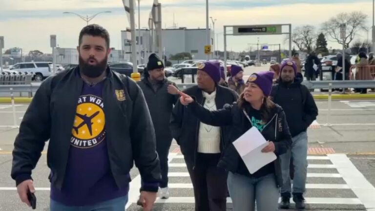 Trabajadores de LaGuardia y JFK exigen acceso a registros