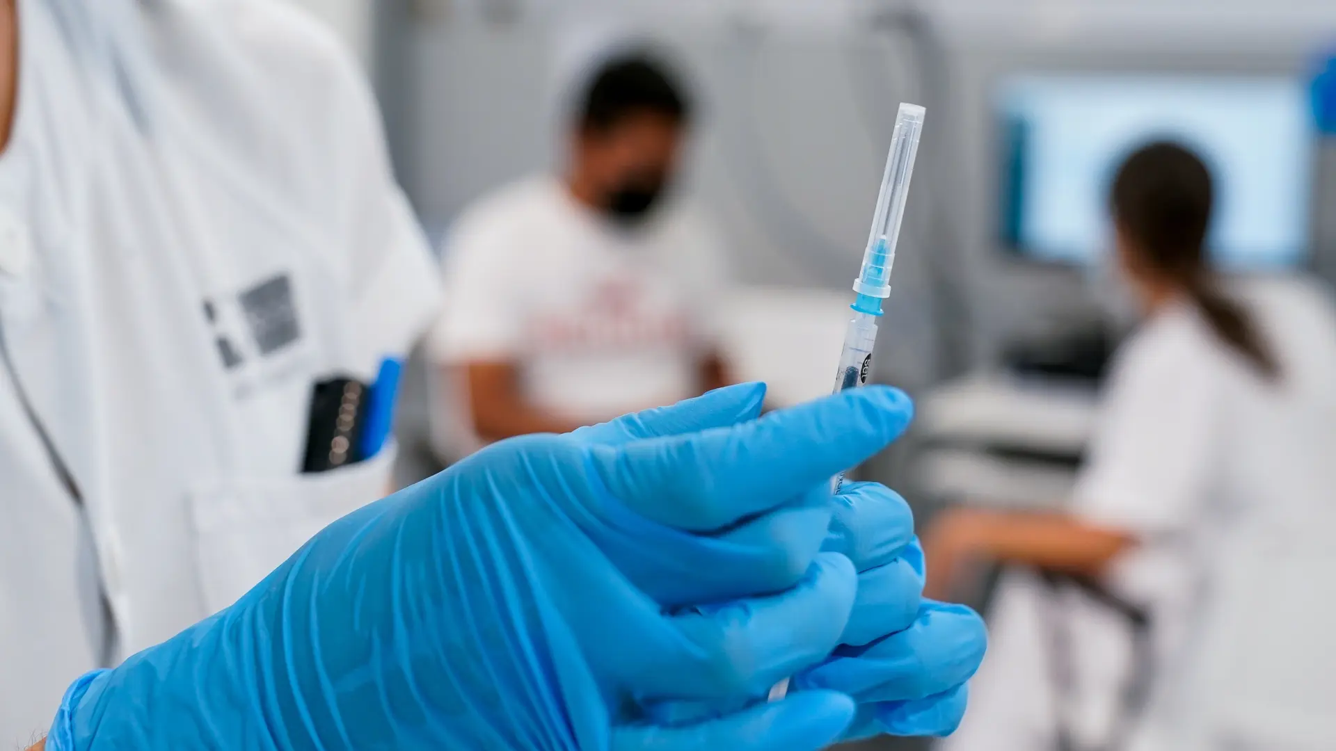 un-enfermero-prepara-una-vacuna.jpeg