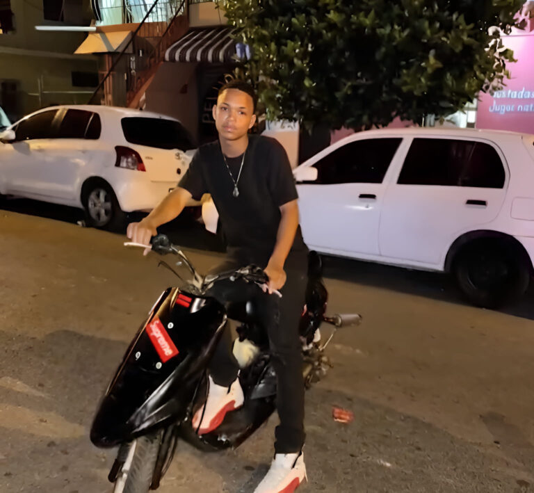 Adolescente de 17 años fallece al intervenir para proteger a joven agredida en Cristo Rey