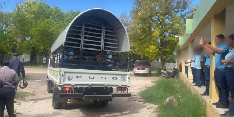 Vi0l3nt0 enfrentamiento escolar en Barahona deja una estudiante afectada y 14 alumnos detenidos