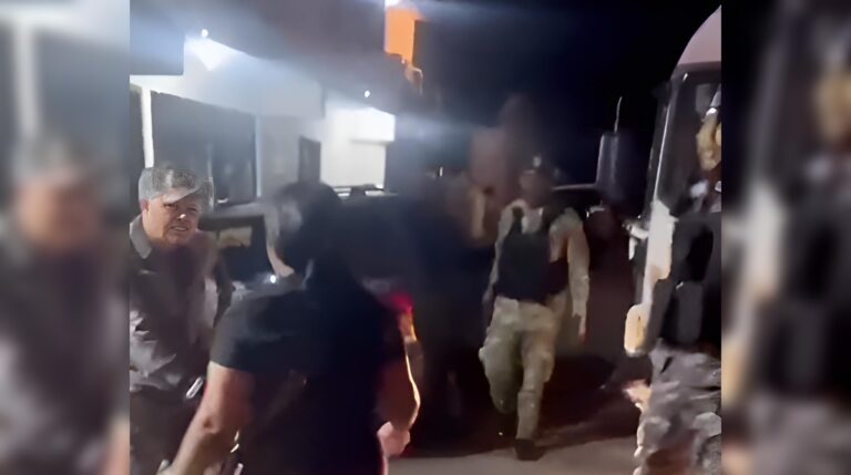 Mujer protagoniza confrontación con policía en video viral