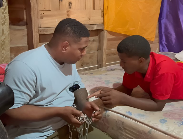 Familiares, vecinos y Coro Calle intervienen ante tensa situación con un joven