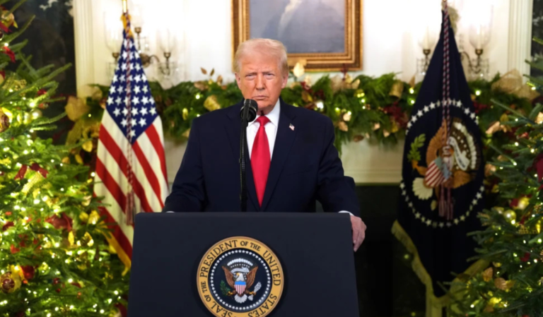 Trump anuncia bono de 1.776 dólares para tropas de EEUU; afirma que la economía se fortalece