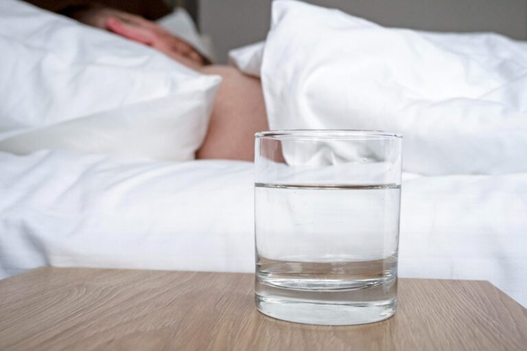 #Salud: ¿Duermes con un vaso de agua junto a la cama? Esto es lo que los médicos advierten