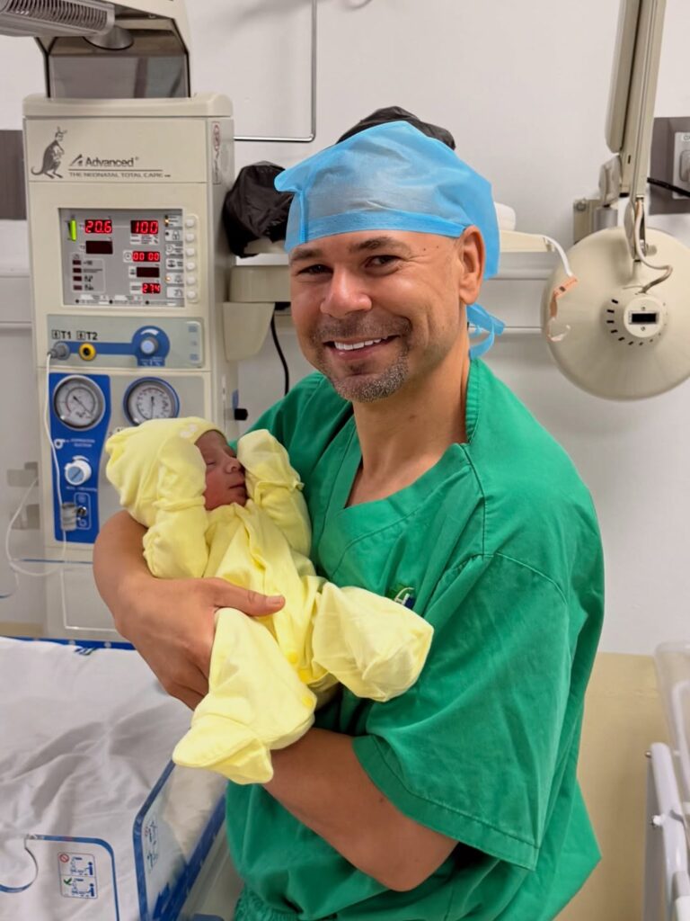 El Prodigio da la bienvenida a su hijo Emmanuel – #DeInteres   #FVDigital