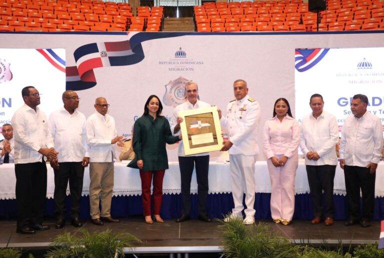 Presidente Abinader juramenta 865 nuevos agentes #FVDigital