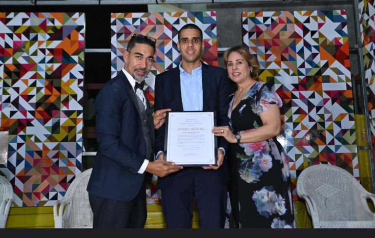 Engel Segura, artista autista se destaca en ART GABANGI 2025 y es reconocido como Artista Emergente del Año