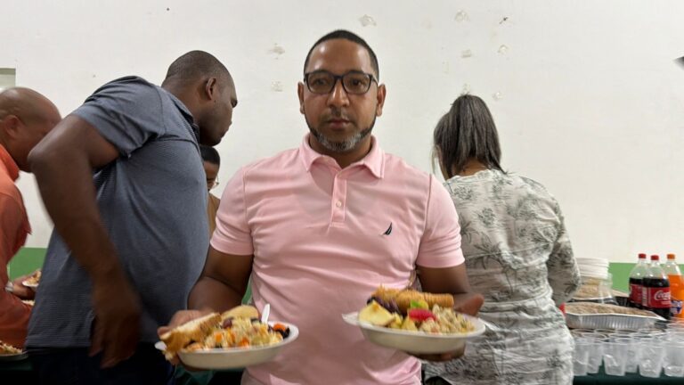 Diputado Jhon Contreras continúa llevando cenas navideñas a comunidades de Monte Plata