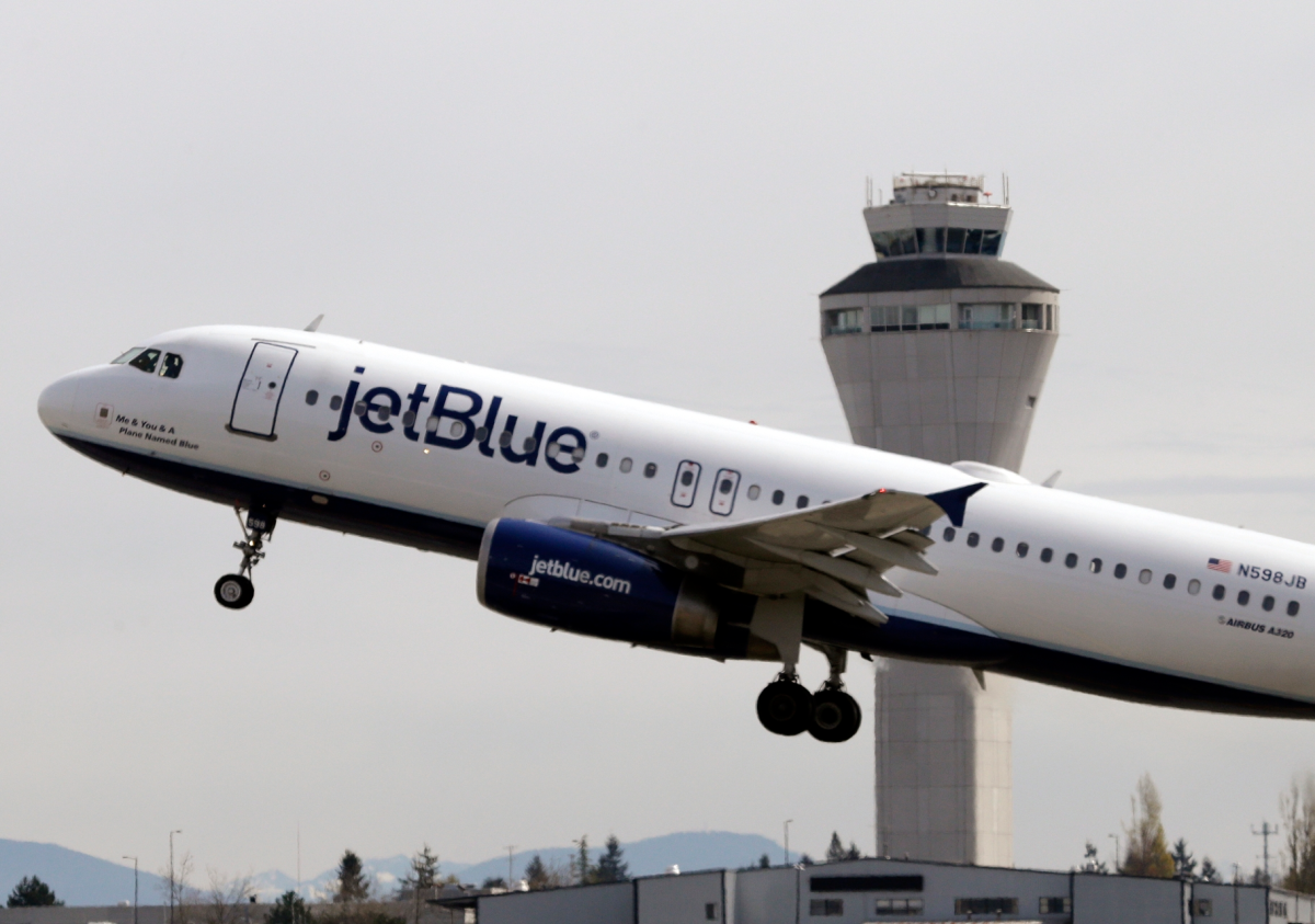 Avión de JetBlue rumbo a Nueva York casi choca en el aire con aeronave militar de EE.UU. frente a Venezuela