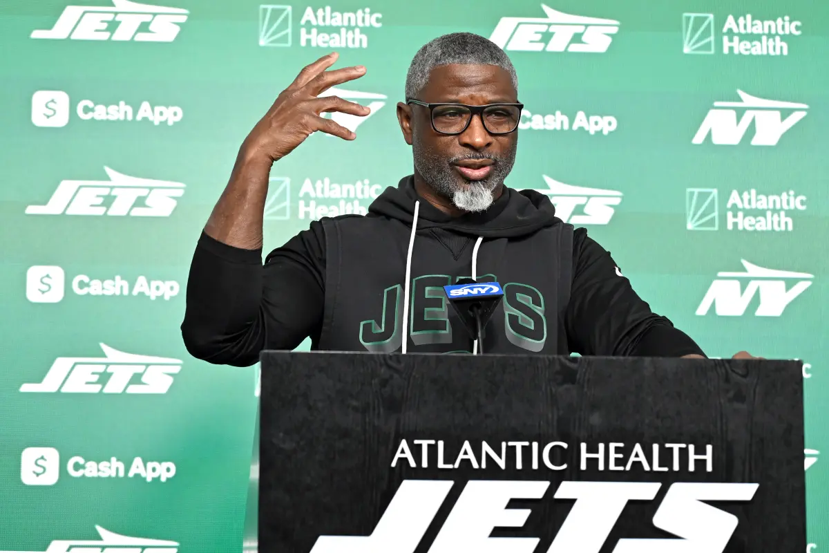 jets-head-coach-aaron-glenn-117221715.jpg