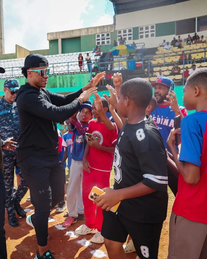 juan-soto-compartiendo-con-ninos-y-jovenes-en-monte-plata.webp.webp