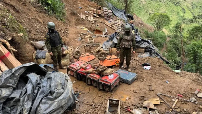 Ejército de Ecuador halla 2 campamentos de minería ilegal en zona fronteriza con Colombia #FVDigital