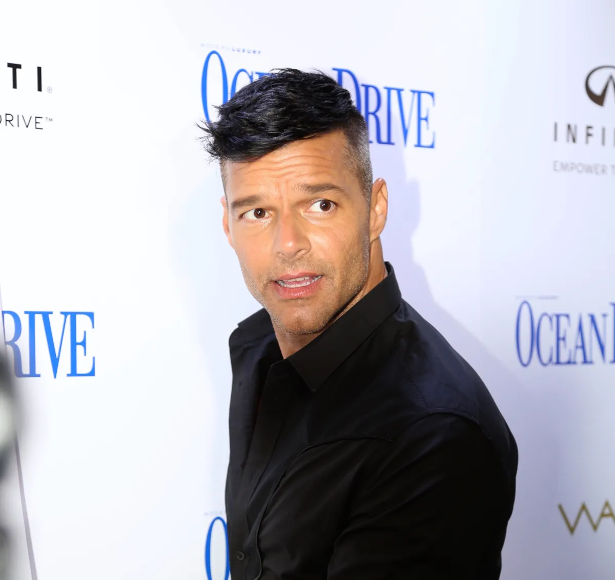 ricky-martin-desmiente-foto-intima-con-influencer-e1765926235353.jpg