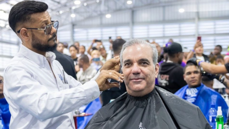 Abinader recibe sequillo durante encuentro con barberos – #DeInteres   #FVDigital