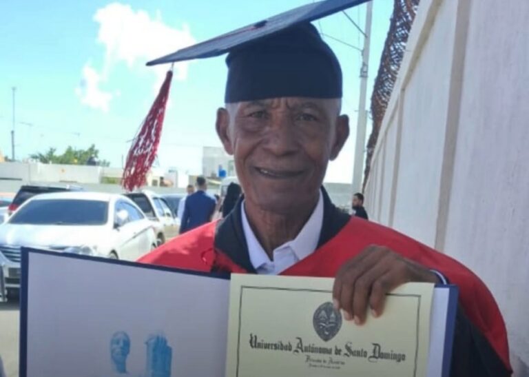 Don Víctor, de 69 años, cumple su sueño de graduarse en Derecho – #DeInteres   #FVDigital