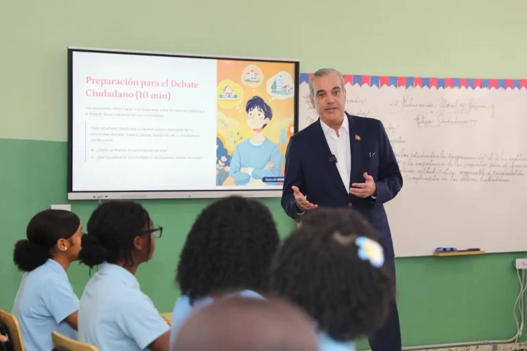 Presidente Abinader imparte clase de Educación Moral, Cívica y Ética Ciudadana en liceo de Santo Domingo