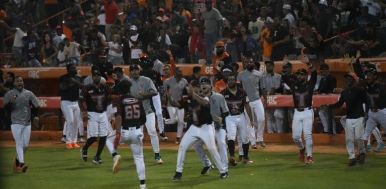 Toros del Este clasifican a Serie Final de LIDOM tras vencer 7-6 a Águilas Cibaeñas