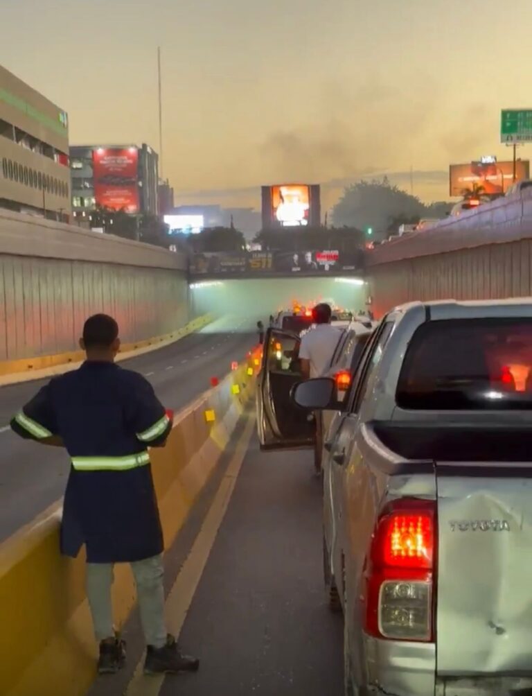 Incendio en vehículo dentro del túnel de la 27 de Febrero interrumpe tránsito en Santo Domingo