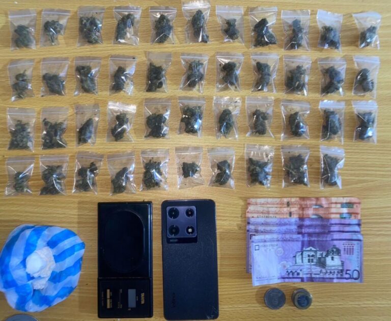 Policía incauta drogas, armas y motocicletas robadas en operativos en Villa Mella