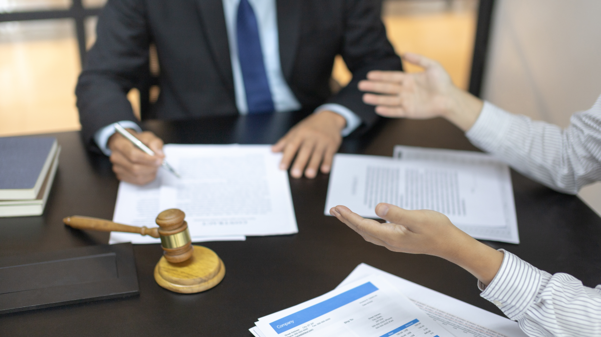 Factores que incrementan las demandas por deudas en Estados Unidos