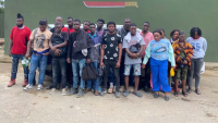 Ejército detiene vehículo con 20 migrantes haitianos en Mao