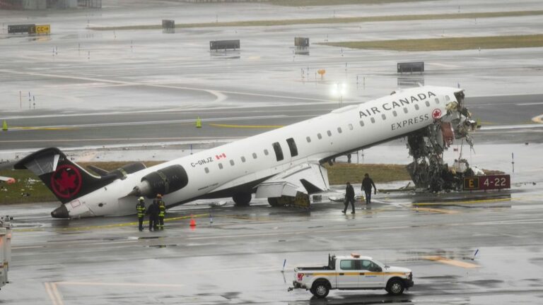 Lo que hay que saber sobre choque entre un avión y un camión