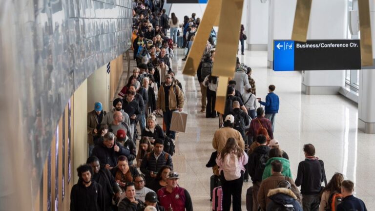 Pasajeros están hartos de largas colas de TSA en aeropuertos