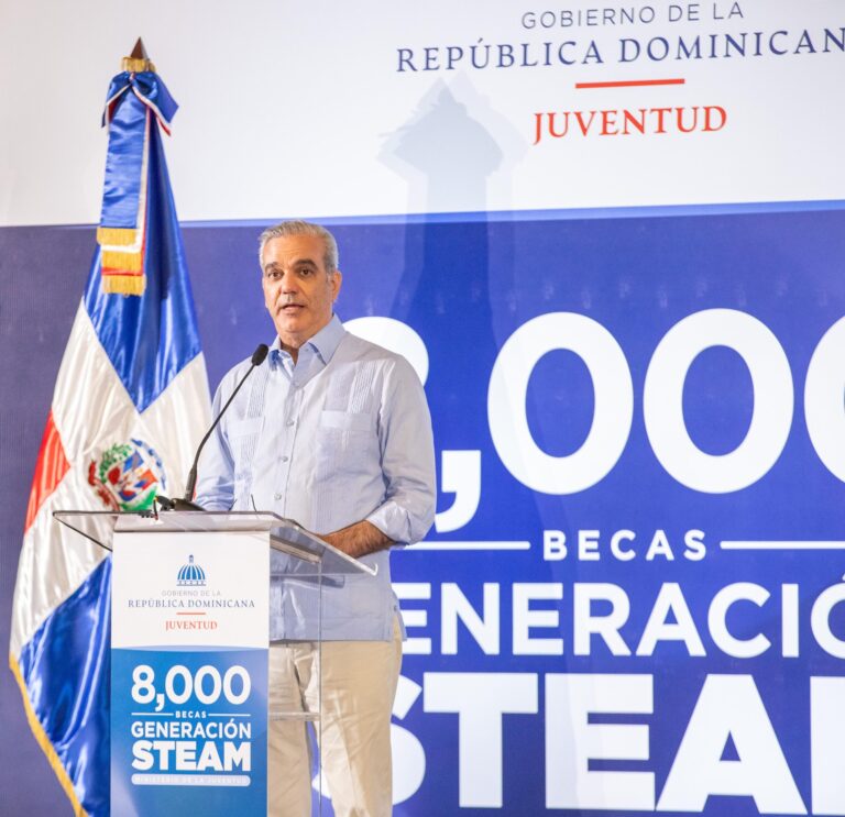 Abinader entrega 8,000 becas del programa Generación STEAM para impulsar formación tecnológica de jóvenes
