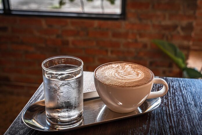 Agua-o-cafe-al-despertar-el-orden-correcto-para-evitar-picos-de-glucosa1.jpg
