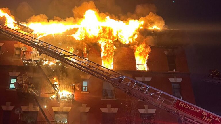 Un muerto y cuatro bomberos heridos en incendio en El Bronx